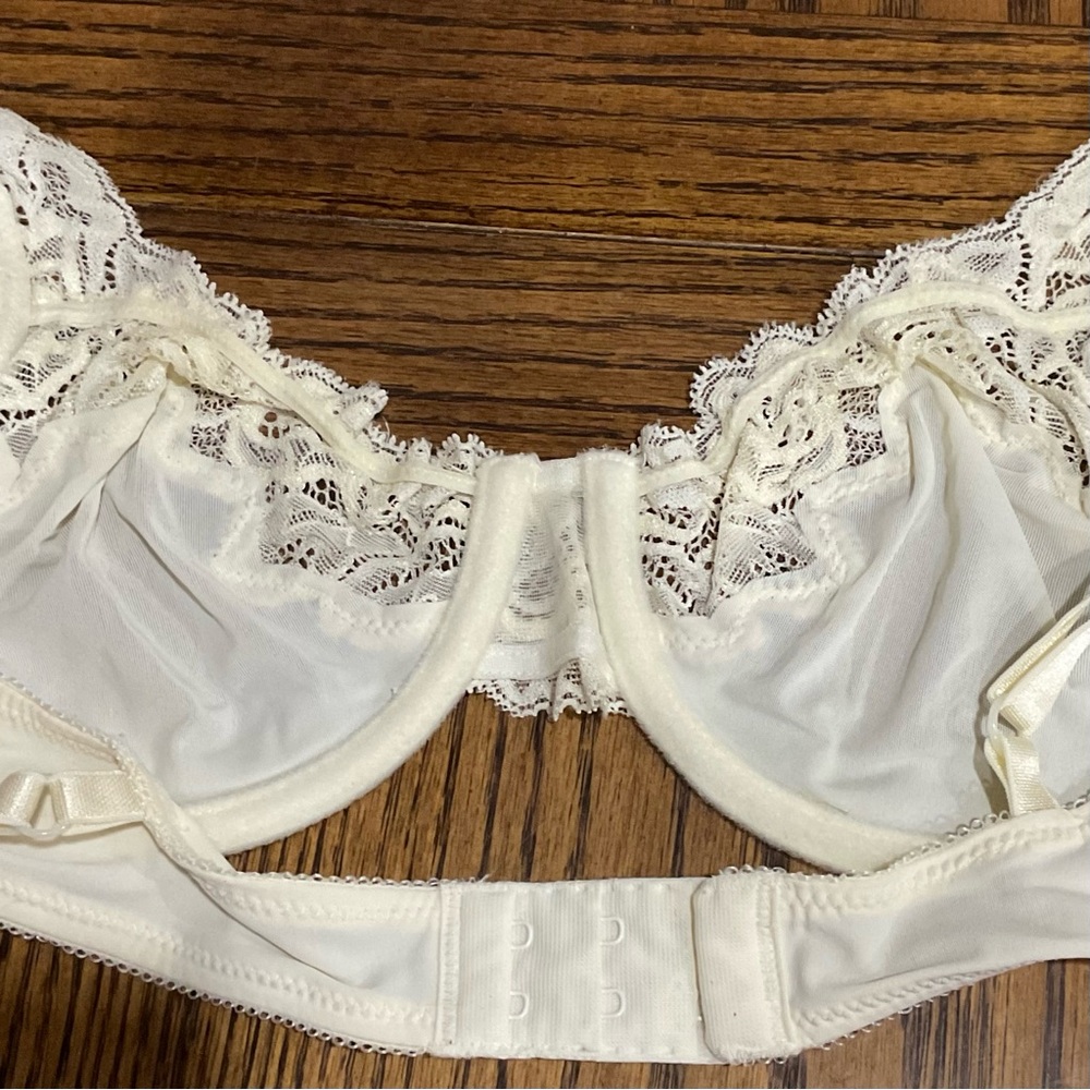 Pretty Calvin Klein Cream Lace Bra - Picture 6 of 7